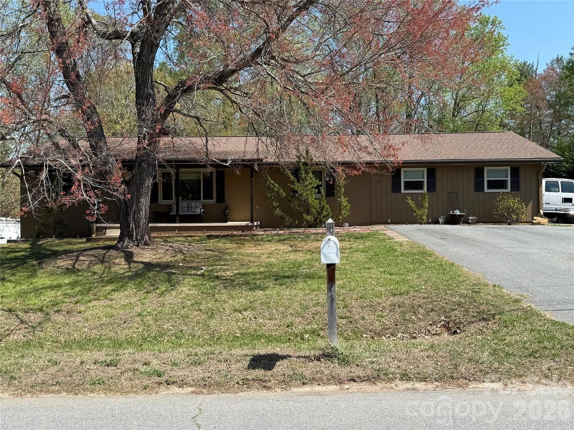 3309 40th Avenue Pl., Hickory, NC 28601