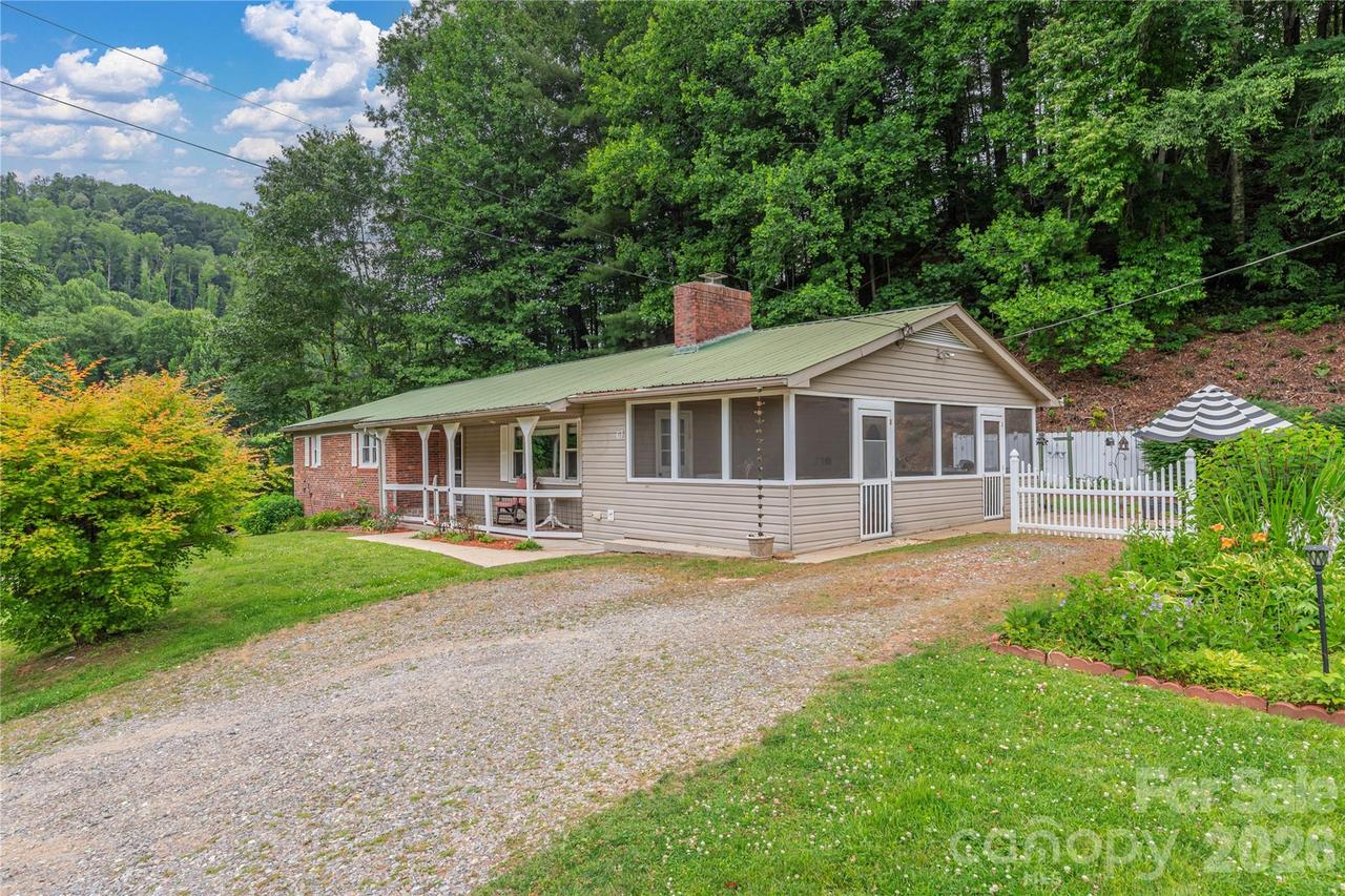63 Memory Dr., Waynesville, NC 28786