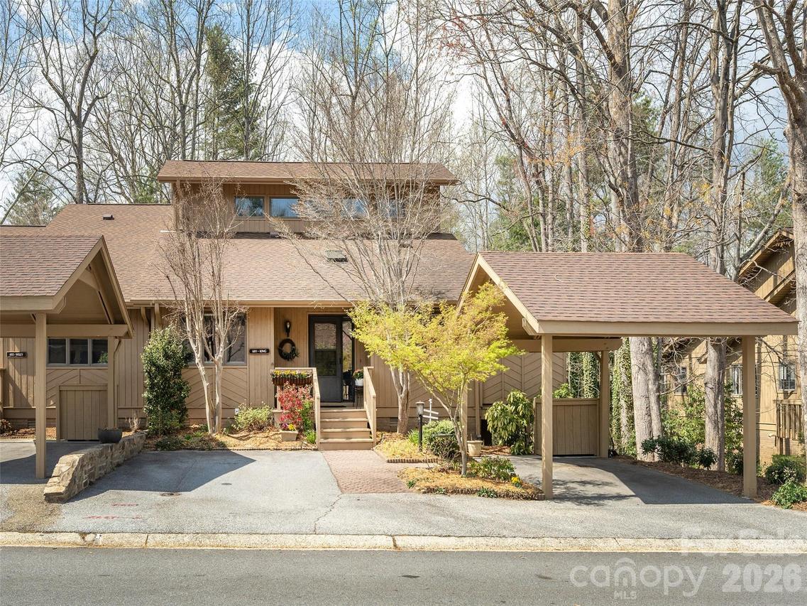 601 Red Oak Dr., Hendersonville, NC 28791