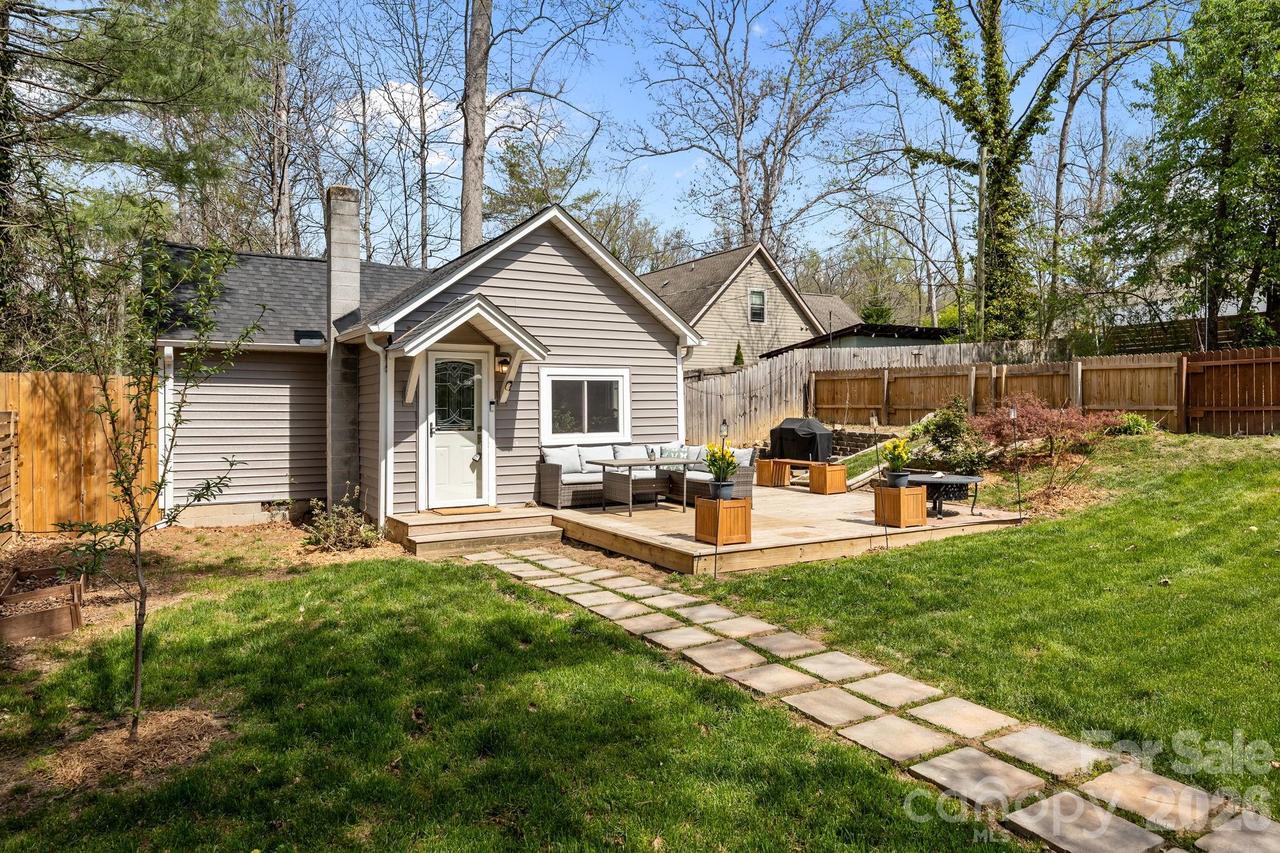 11 Log Cabin Tr., Candler, NC 28715