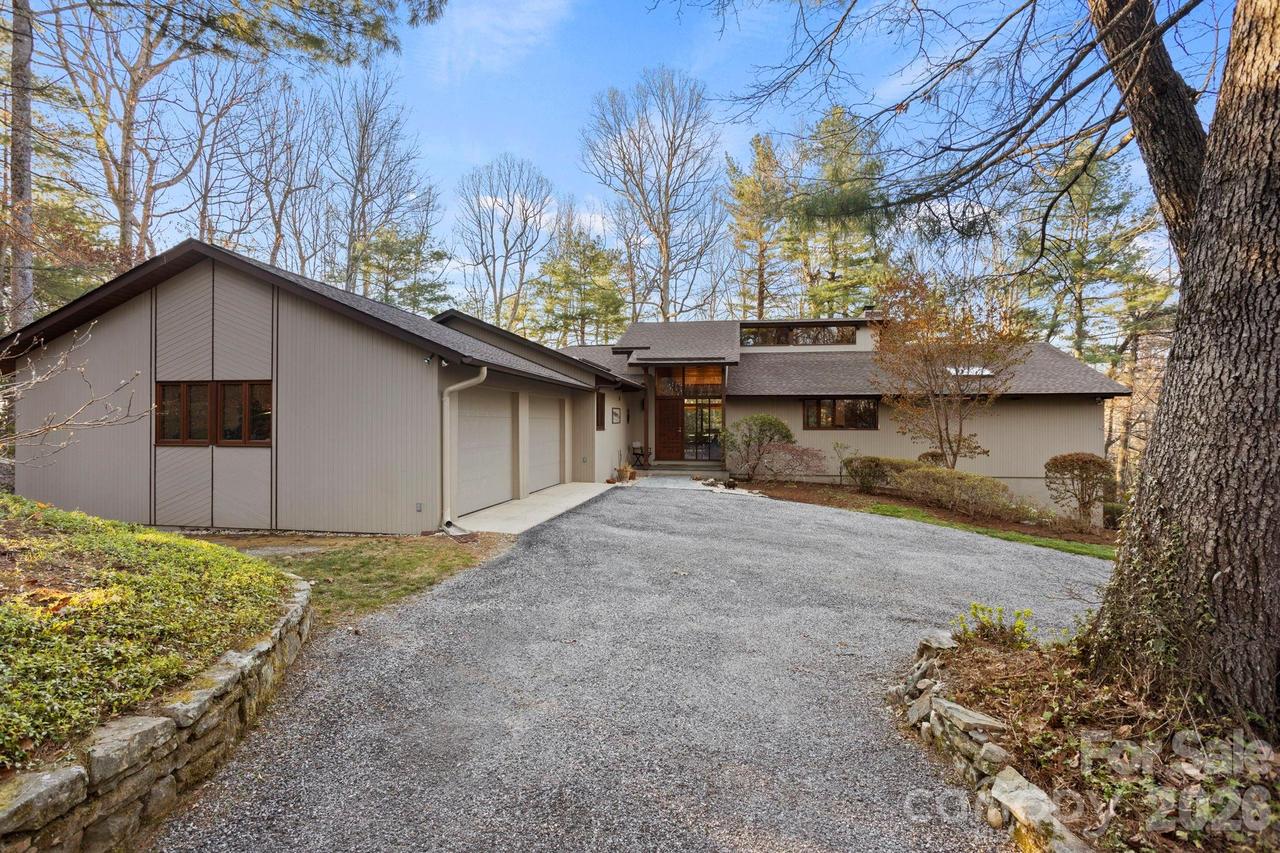 207 Maple Hill Dr., Flat Rock, NC 28731