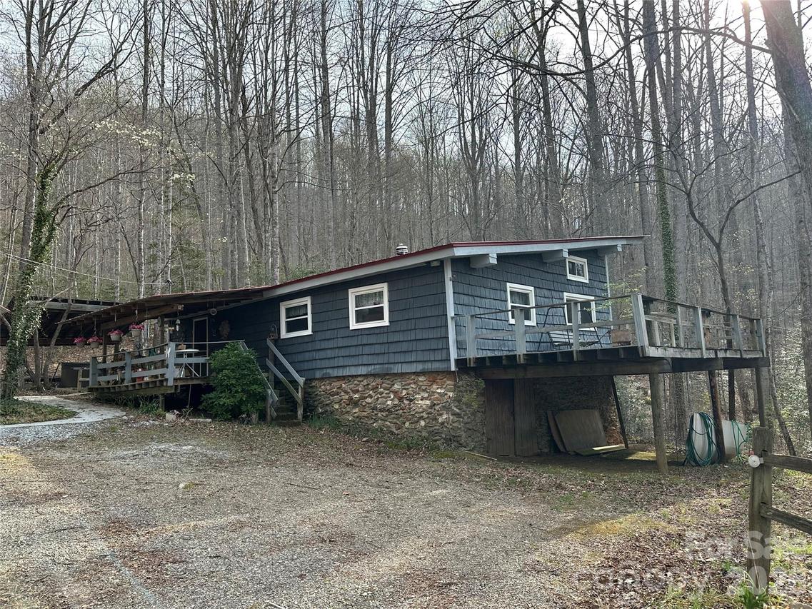 440 Holly Falls Ln., Sylva, NC 28779