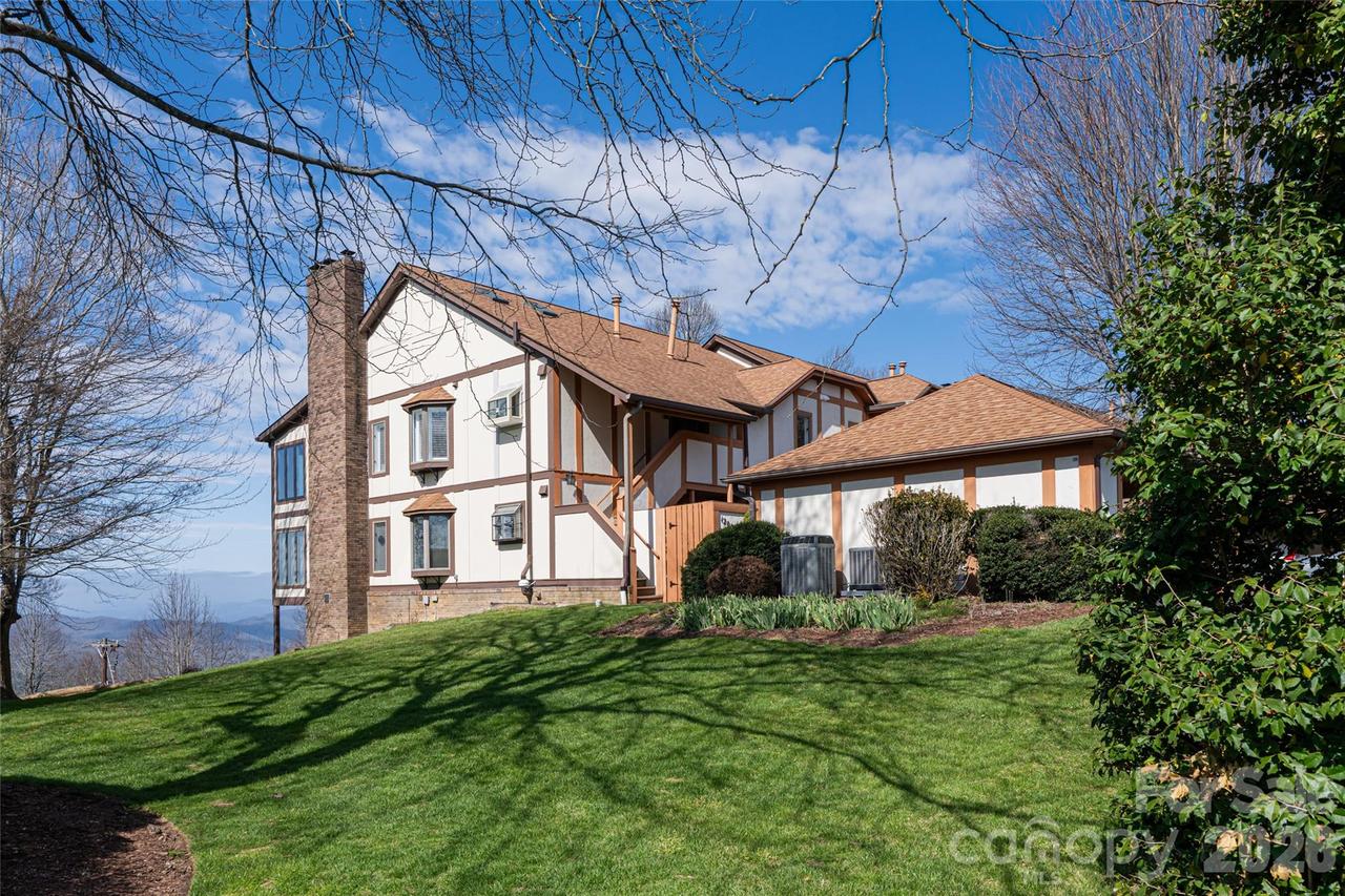 1203 Fleetwood Plz., Hendersonville, NC 28739