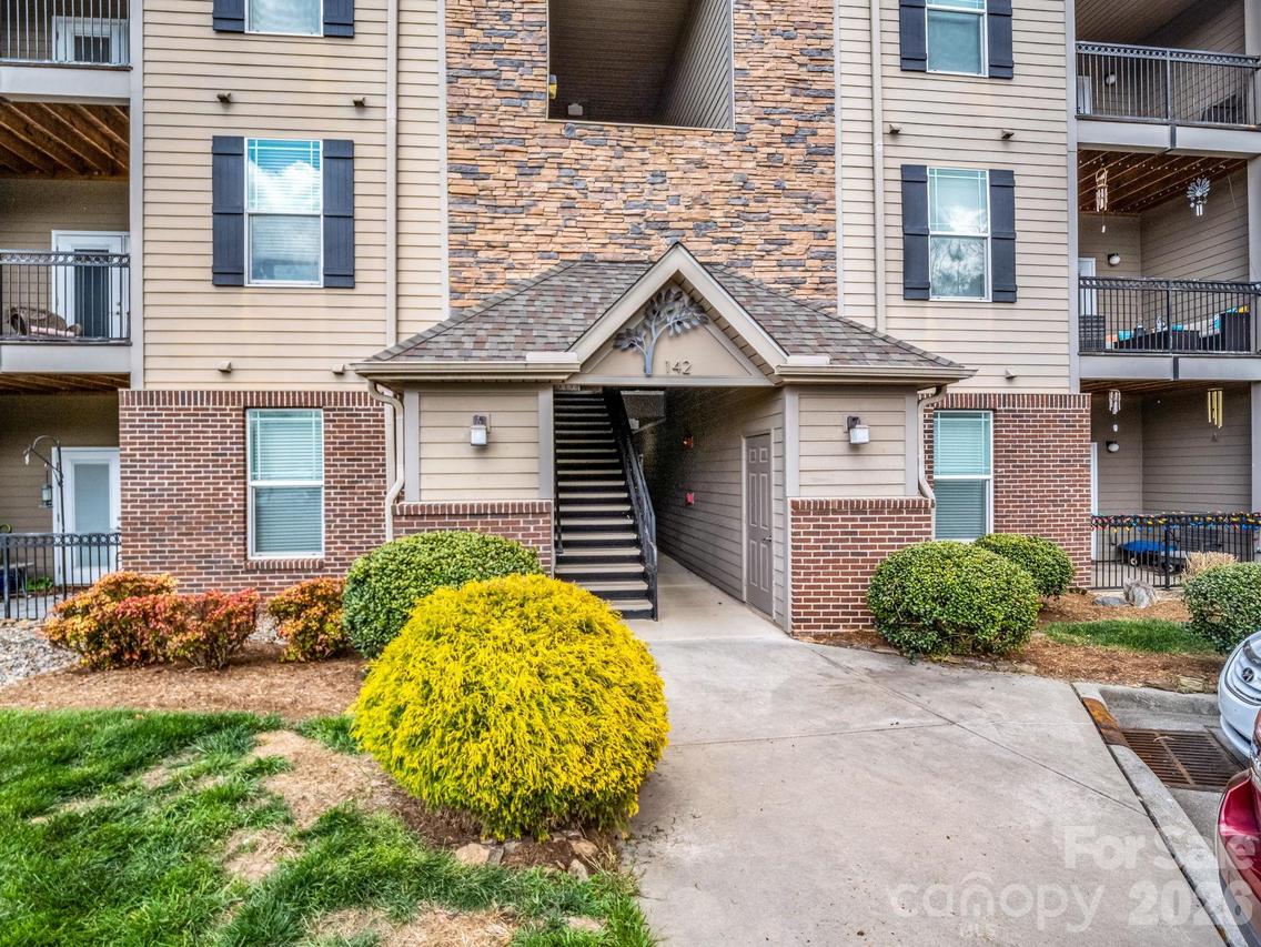 142 Brickton Village Cir. #106, Fletcher, NC 28732