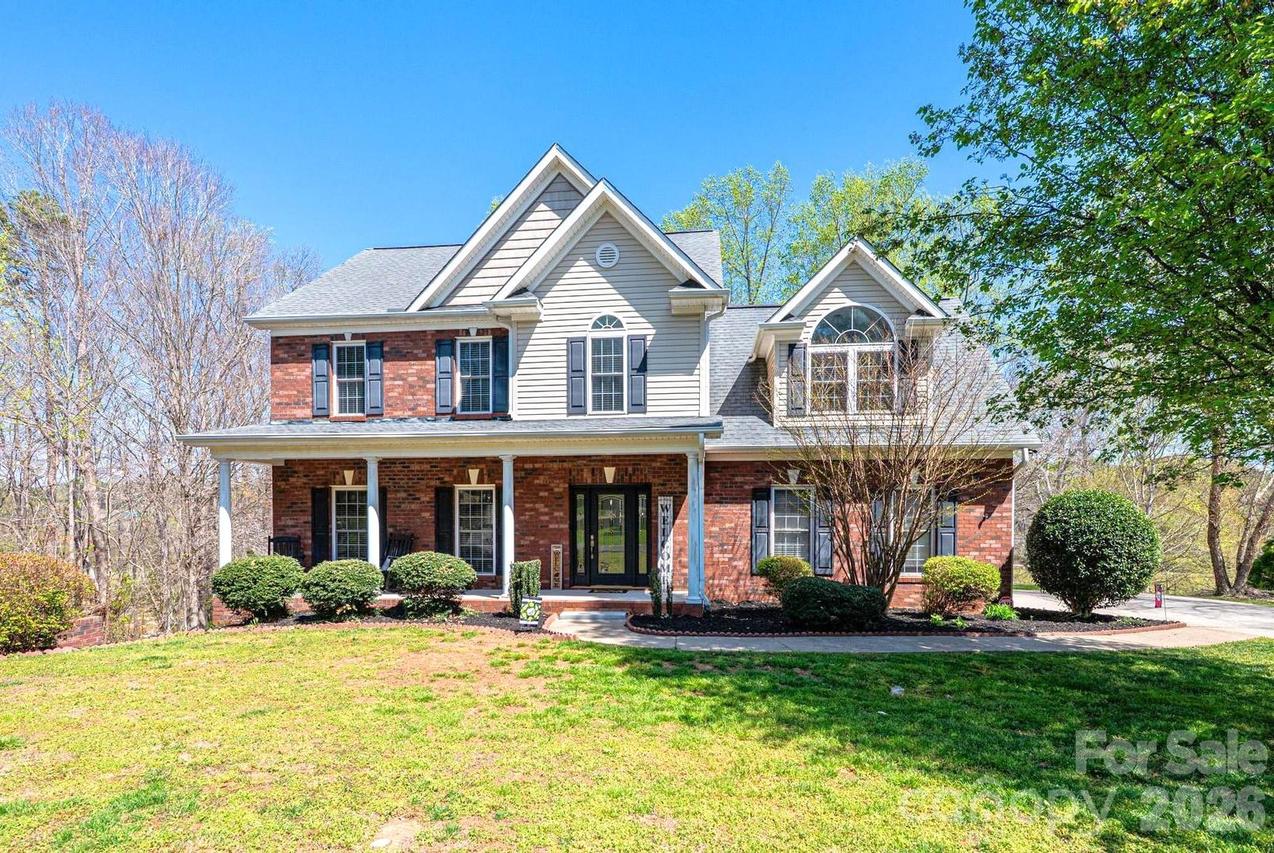 2586 Henry Falls Dr., Hickory, NC 28602