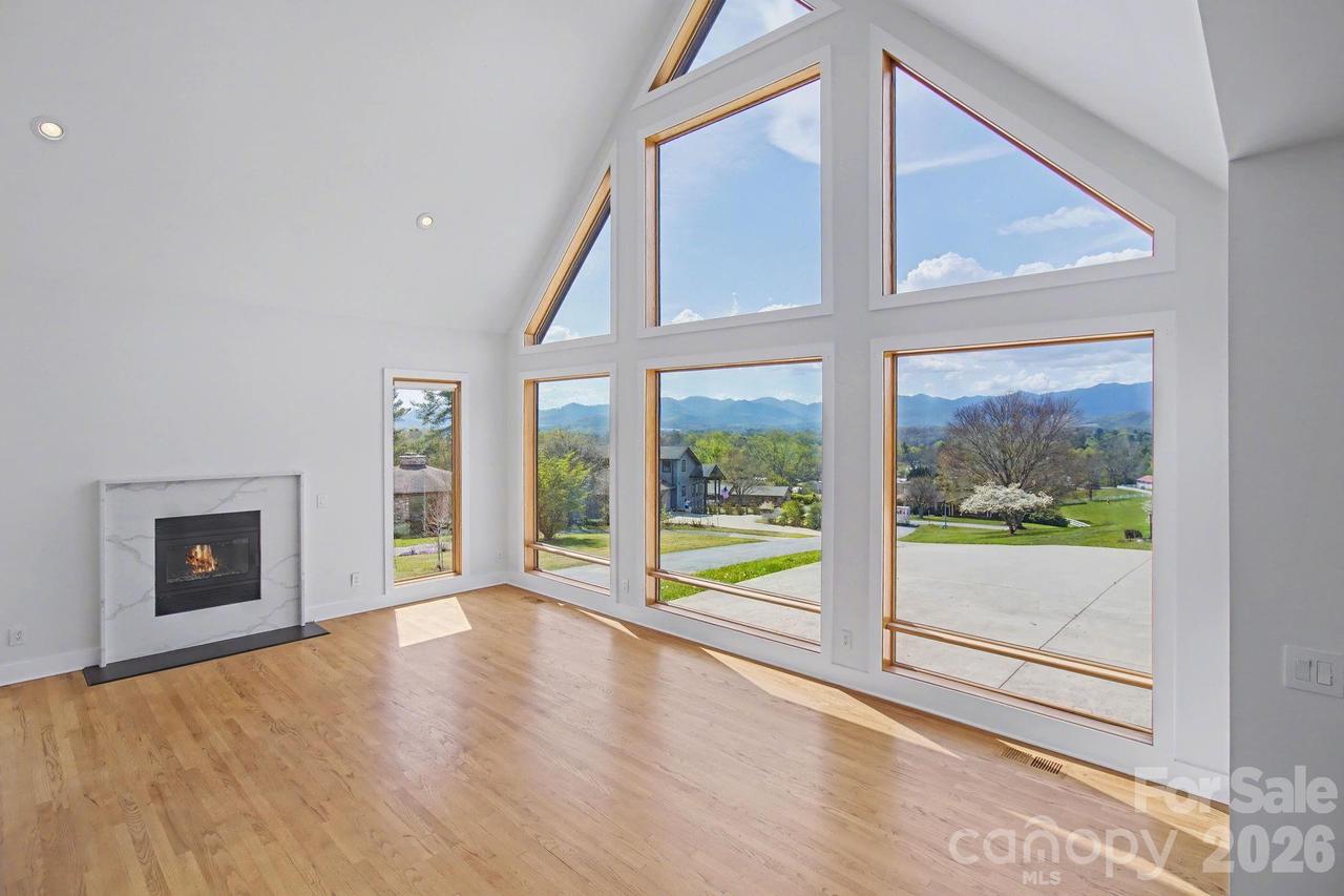 8 Nottingham Dr., Candler, NC 28715