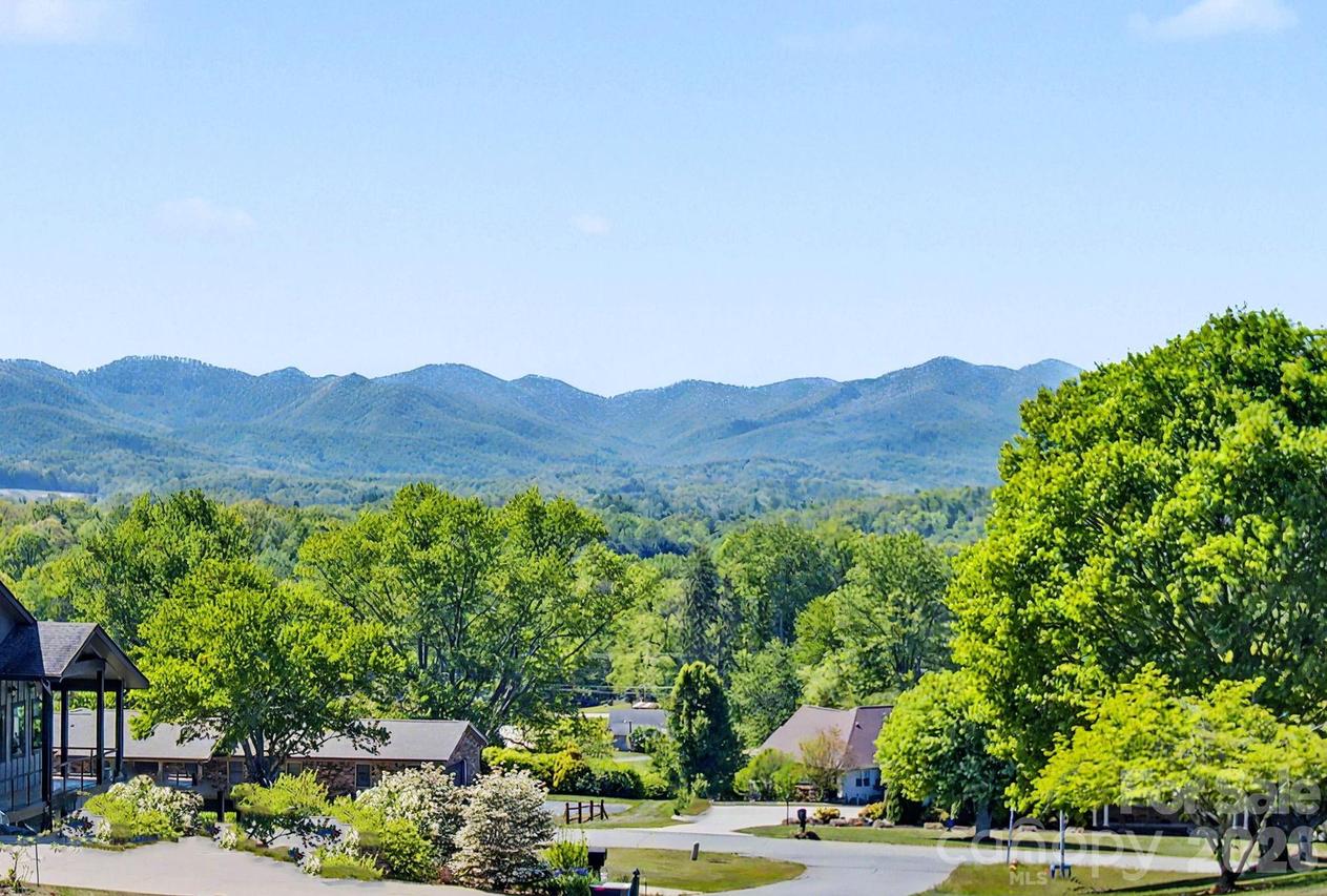 8 Nottingham Dr., Candler, NC 28715