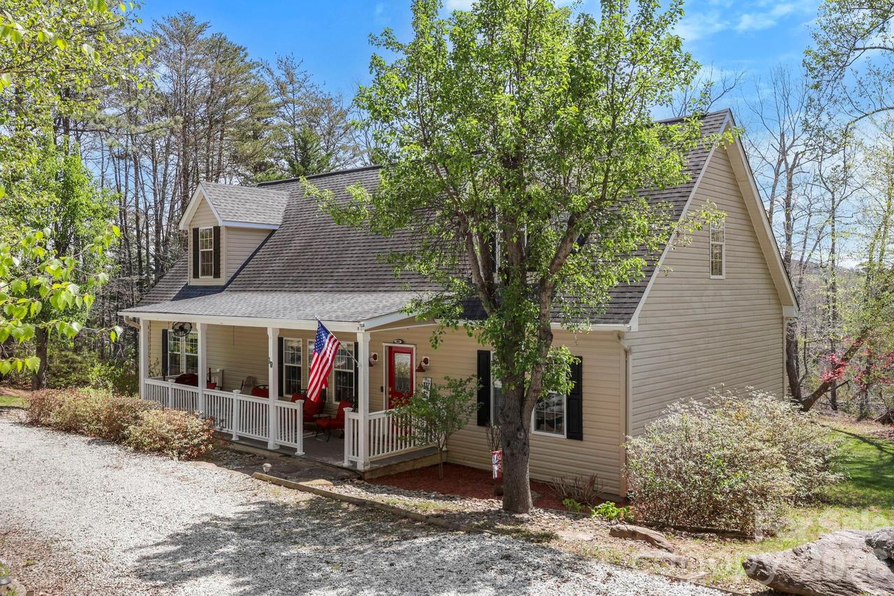 10 Eagle Dr., Hendersonville, NC 28792