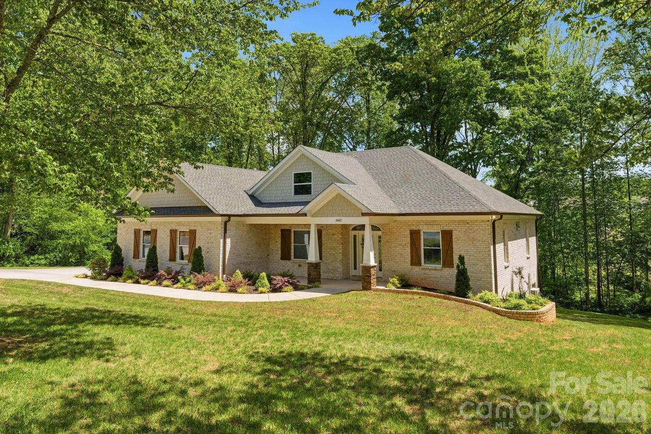 2442 Falcon Ln., Statesville, NC 28625