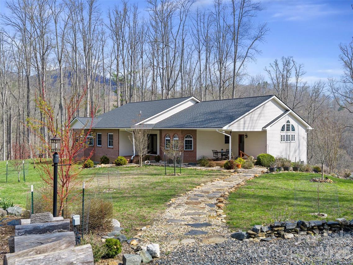 12 Riverview Dr., Bakersville, NC 28705