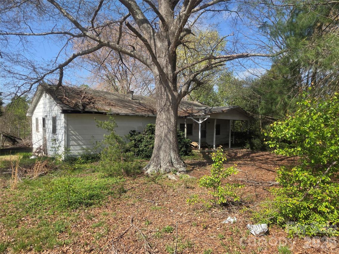 496 Old Henrietta Rd., Forest City, NC 28043