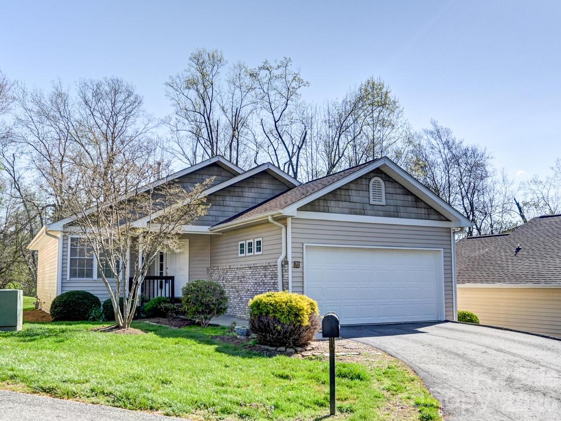 72 Creeks End Cir., Mills River, NC 28759