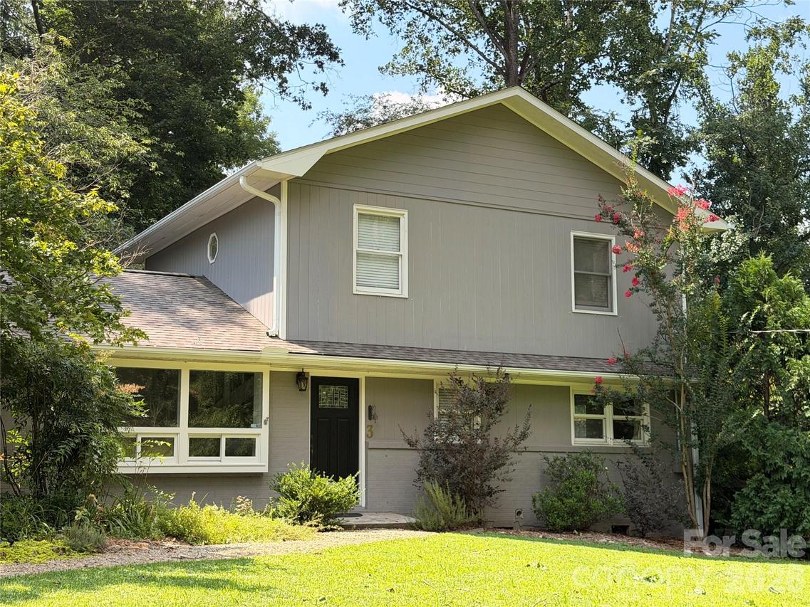 3 Ellenwood Dr., Asheville, NC 28804
