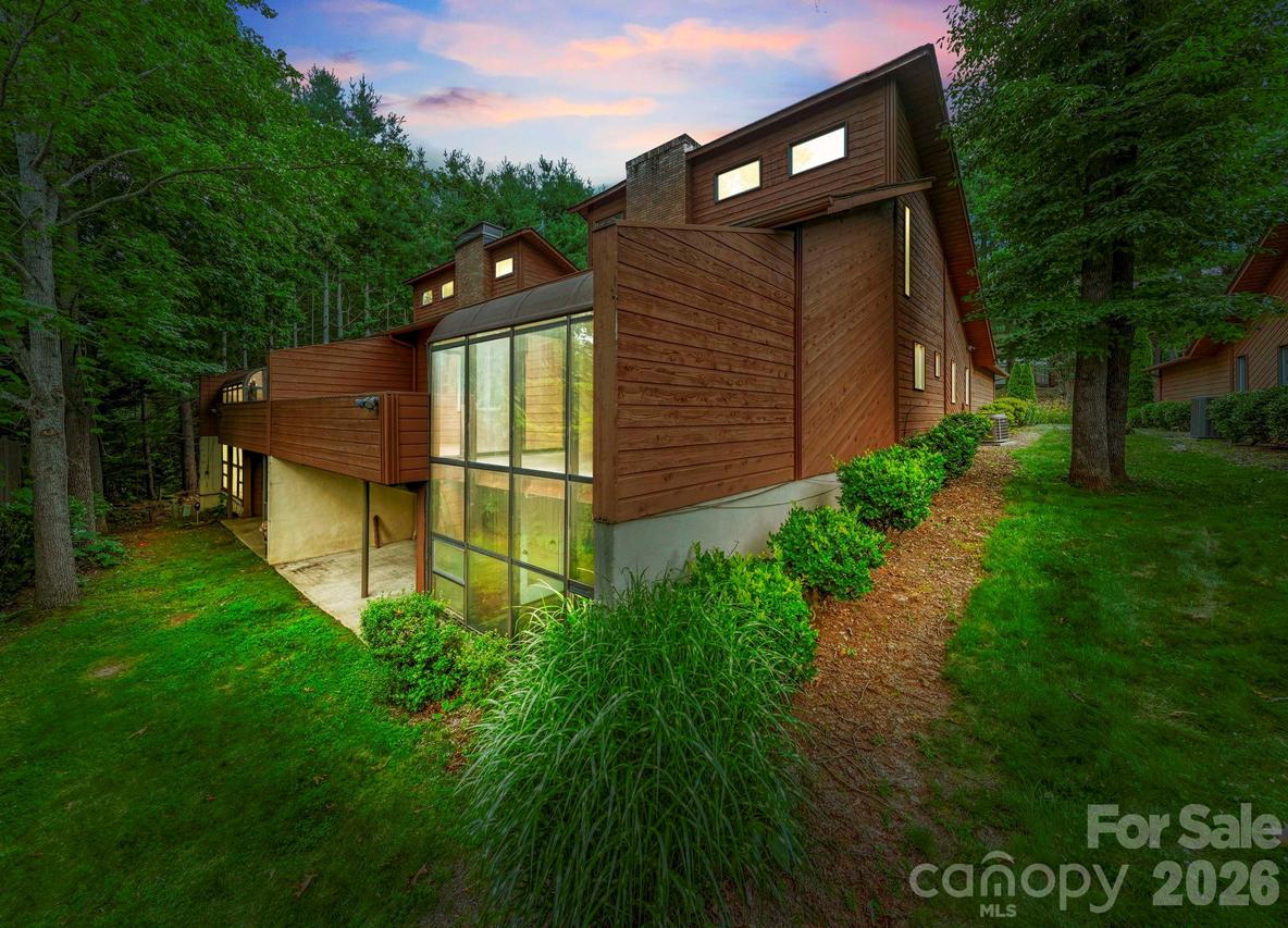 204 Woodfield Dr., Asheville, NC 28803