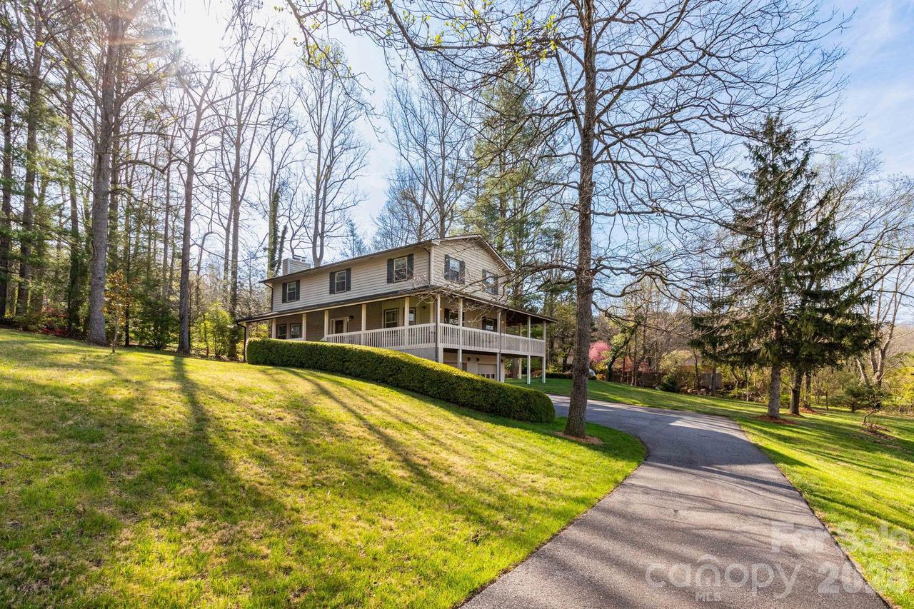 121 Churchill Downs Dr., Fairview, NC 28730