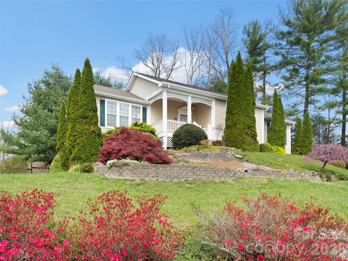 21 Old Applewood Ln., Hendersonville, NC 28739