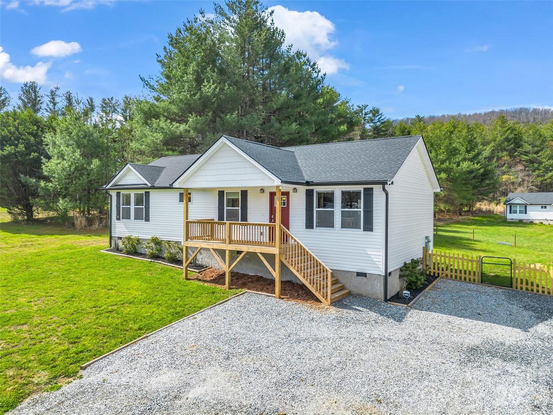 29 Kanes Dr., Hendersonville, NC 28739
