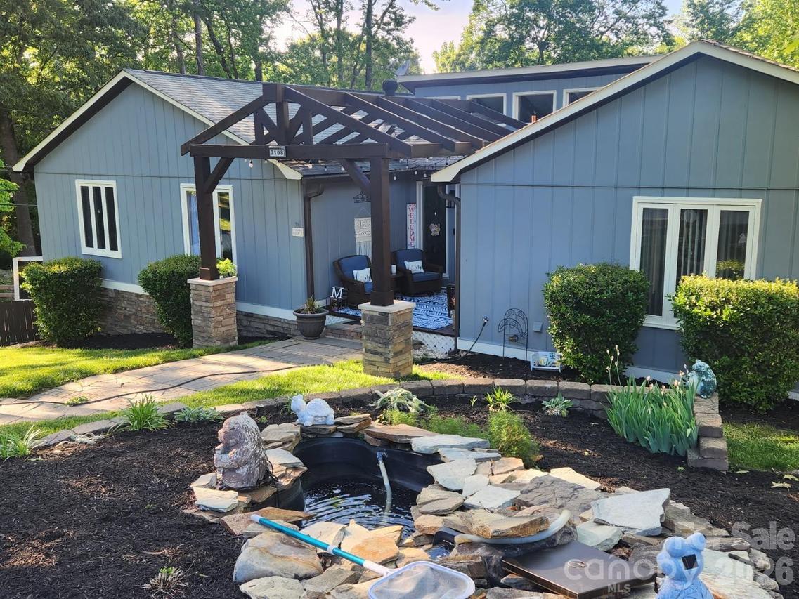 7108 Hollyhouse Dr., Charlotte, NC 28215