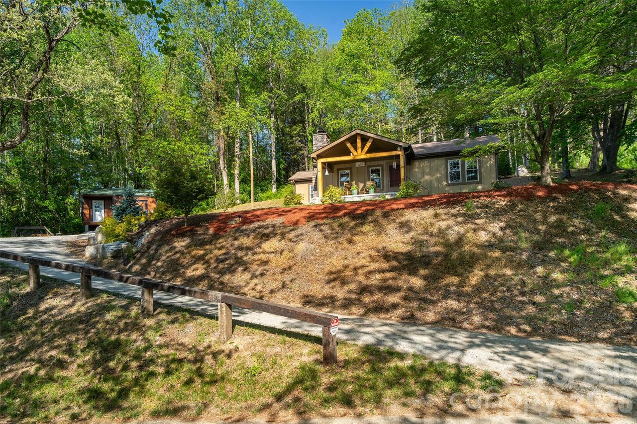 328 Old Greenville Rd., Zirconia, NC 28790