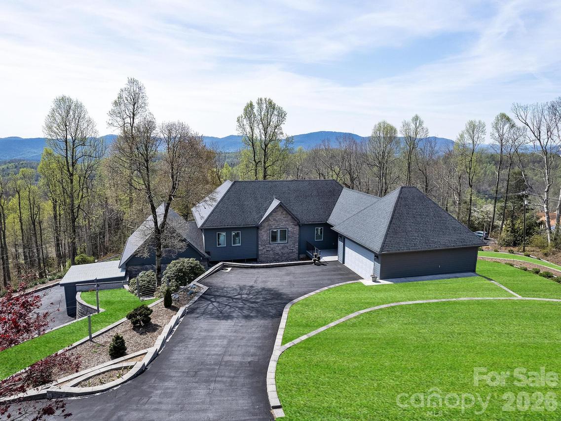 161 Birchwood Dr., Hendersonville, NC 28739