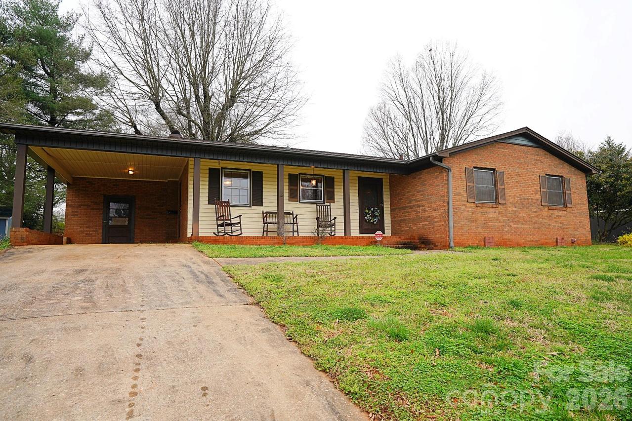 915 Woods Dr., Statesville, NC 28677