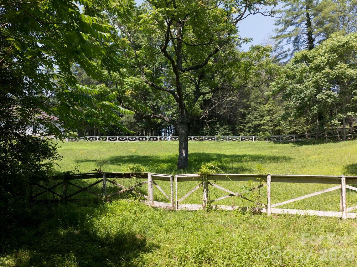 34 Oak Gate Dr., Hendersonville, NC 28739