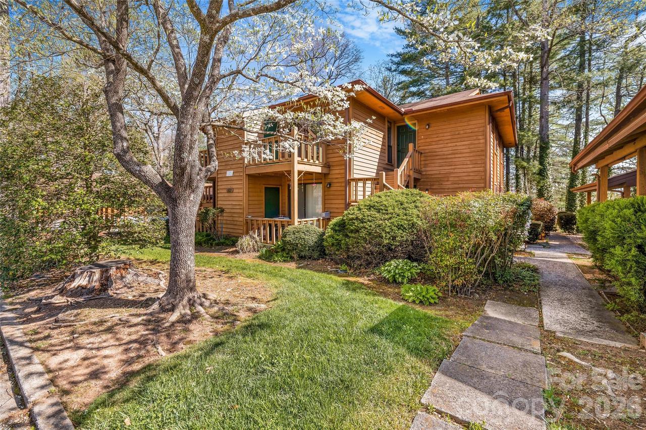 521 Courtwood Ln. #8, Hendersonville, NC 28739