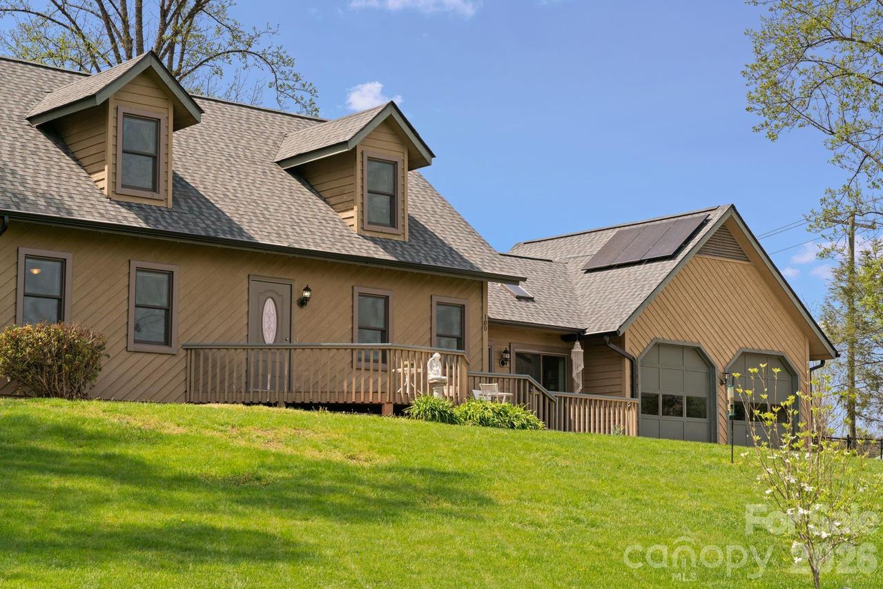 100 Forest Park Dr., Hendersonville, NC 28792