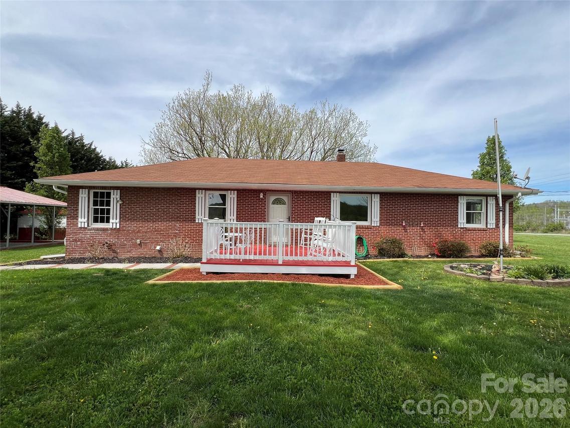 93 Laycock Rd., Hendersonville, NC 28792