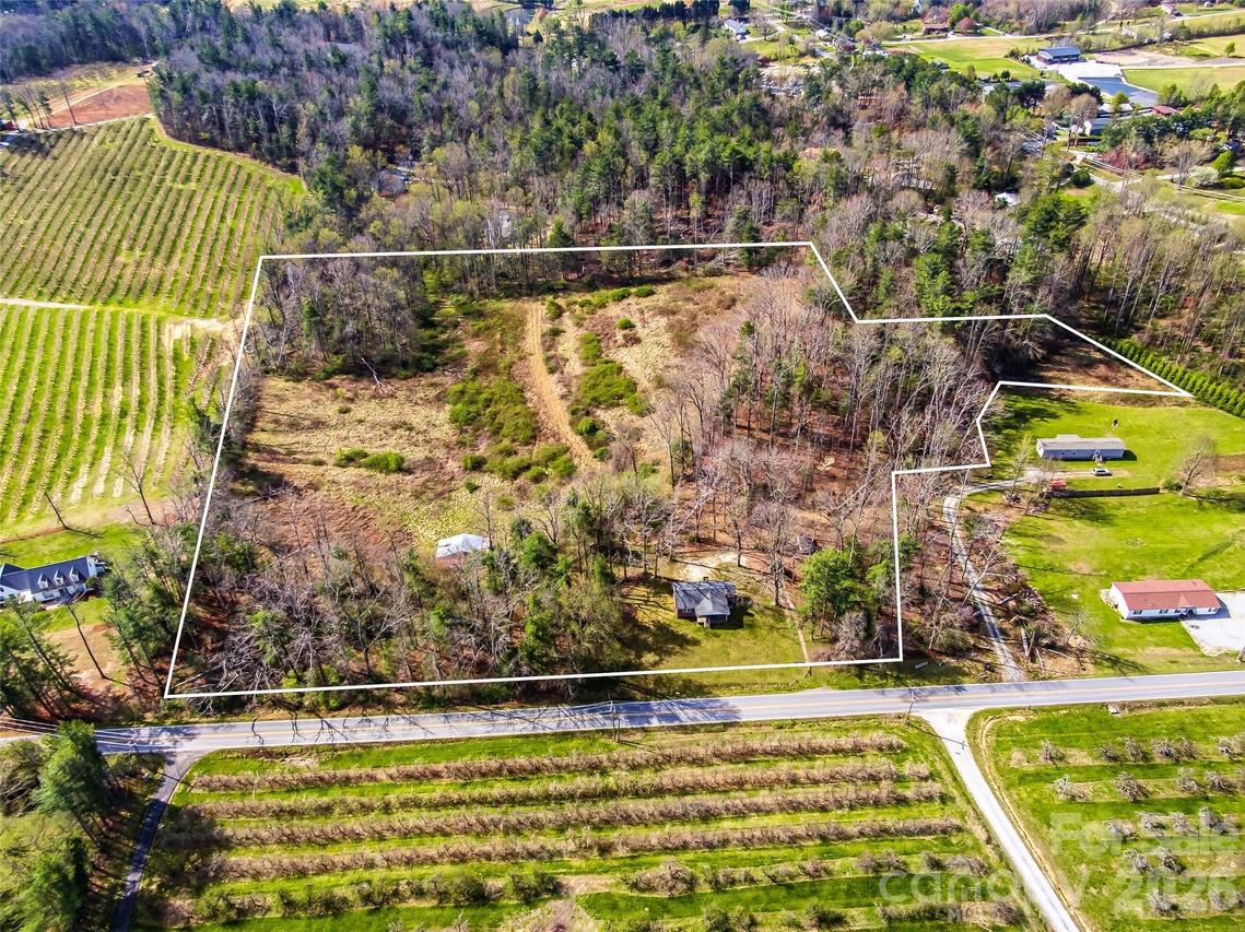 984 Pace Rd., Hendersonville, NC 28792