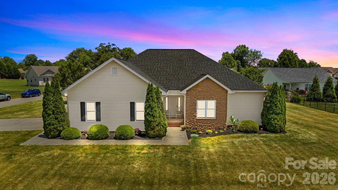 104 Castle Pines Ln., Statesville, NC 28625