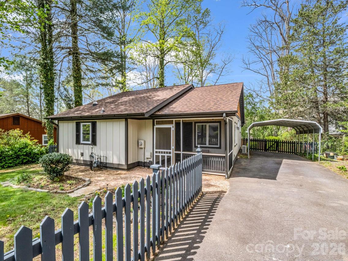 605 Rhododendron Ave., Black Mountain, NC 28711