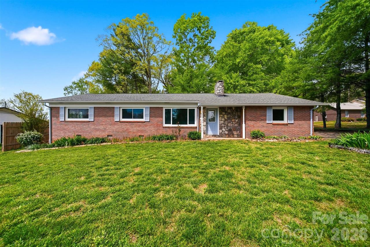 2754 Fairwood Dr., Hudson, NC 28638