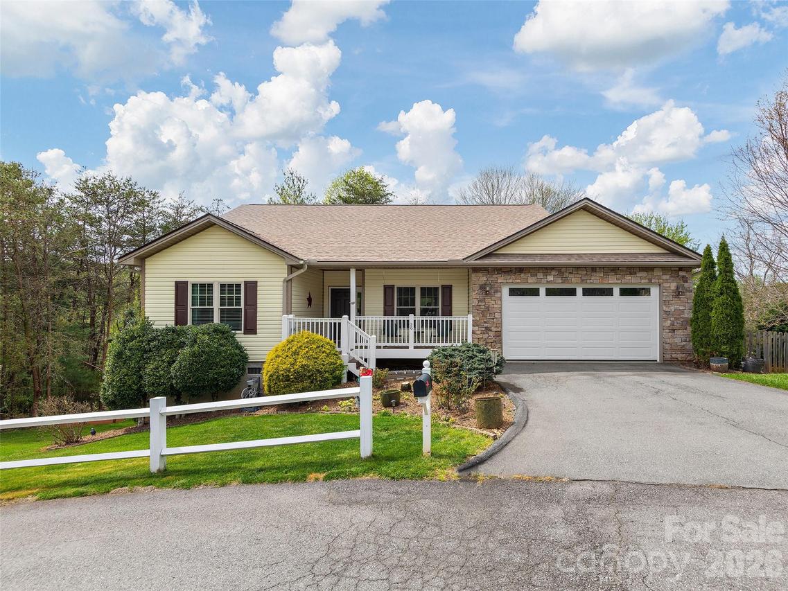 26 Lancaster Ln., Weaverville, NC 28787