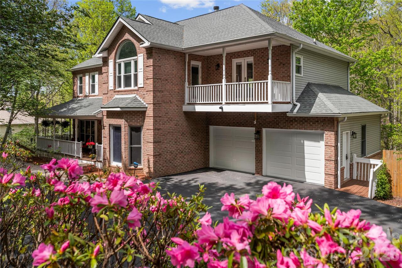 483 Heather Marie Dr., Hendersonville, NC 28792