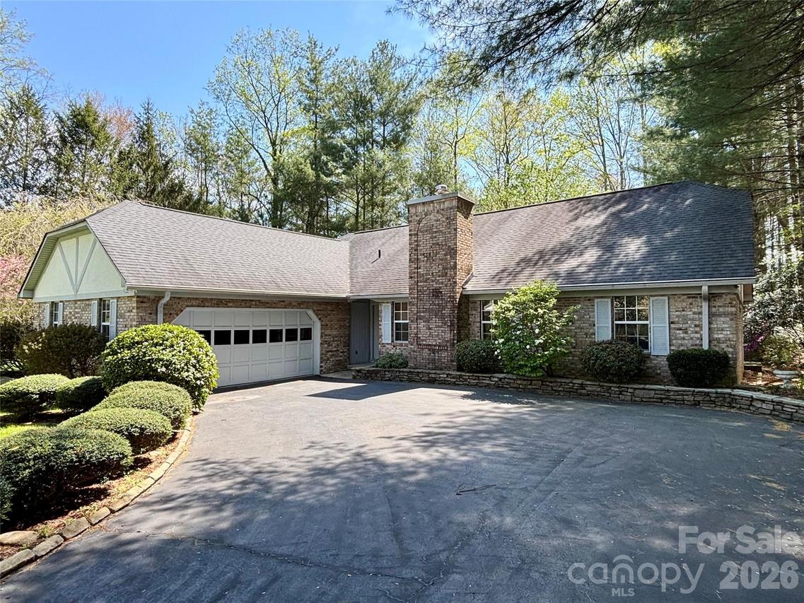 3011 N Essex Ct., Hendersonville, NC 28791