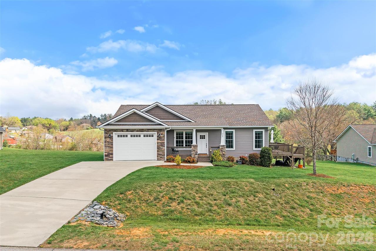 223 River Breeze Ln., Etowah, NC 28729