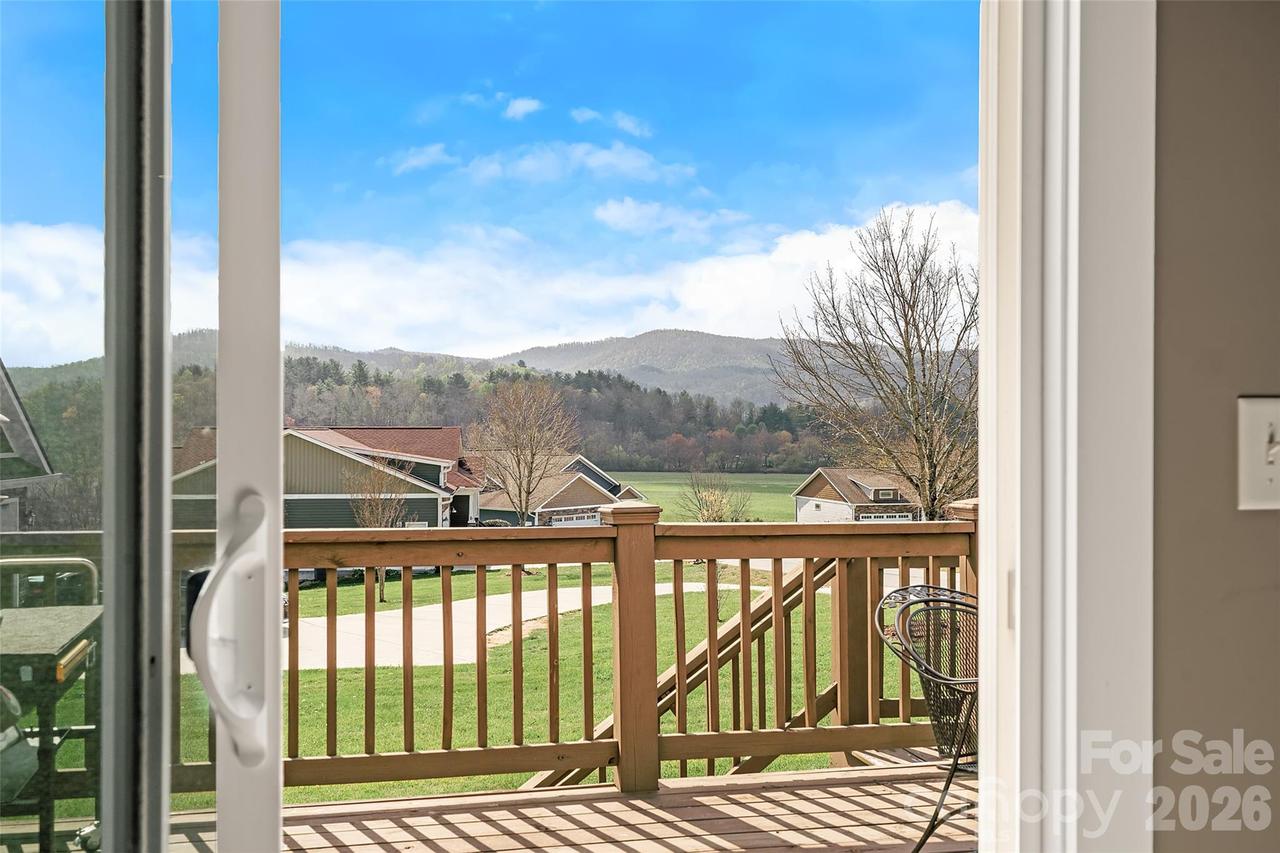 223 River Breeze Ln., Etowah, NC 28729