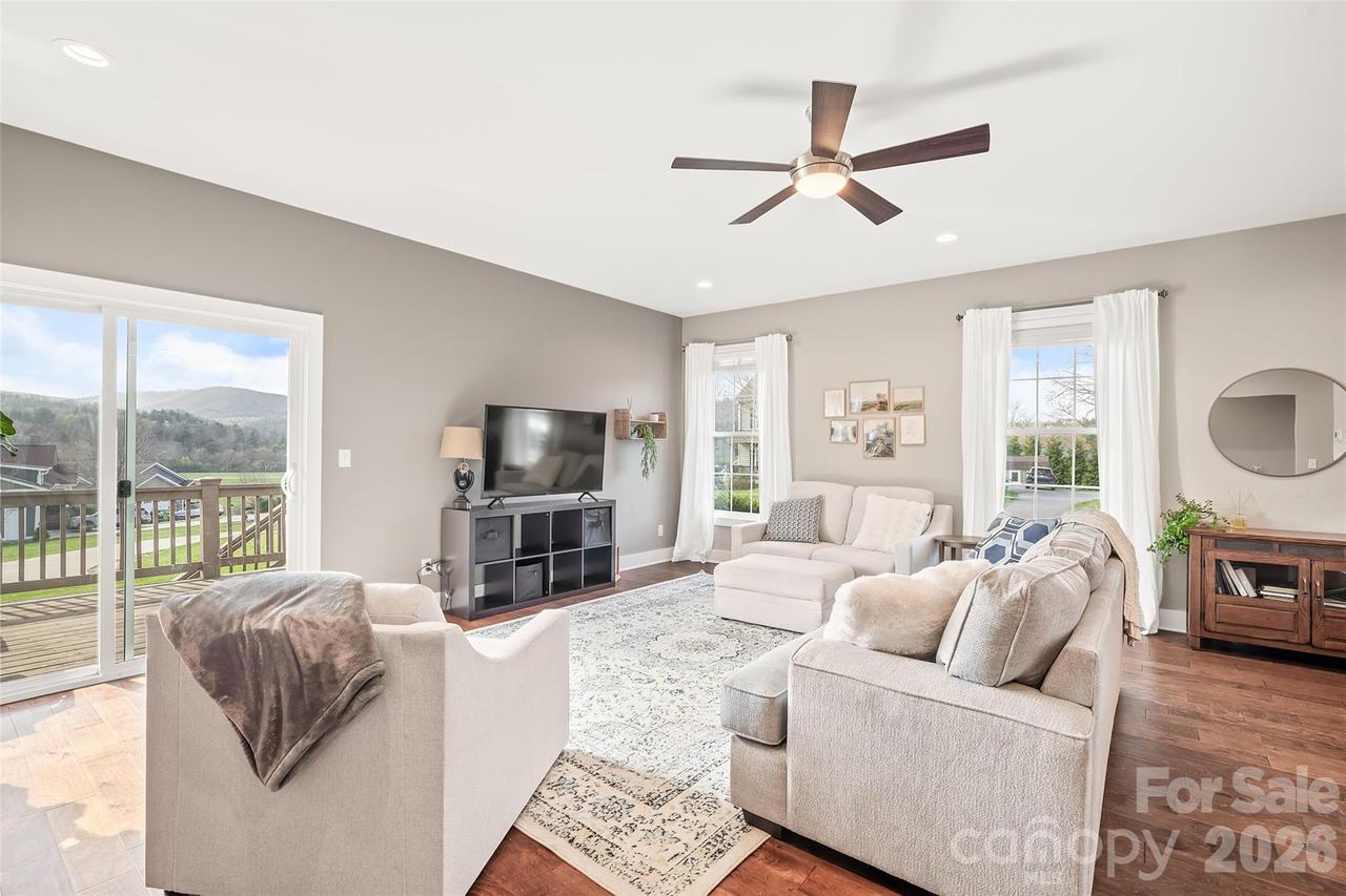 223 River Breeze Ln., Etowah, NC 28729