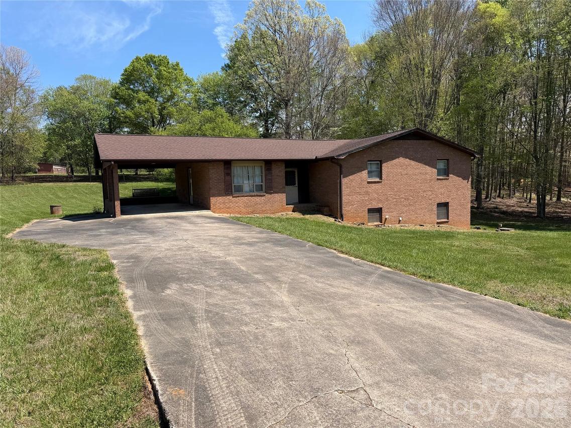 1466 Peaceful Valley Dr., Hickory, NC 28602