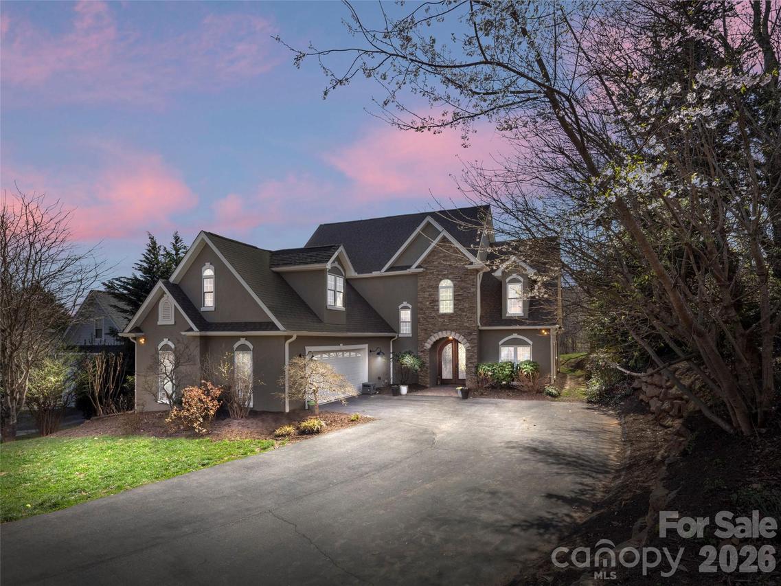 636 Vista Falls Rd., Mills River, NC 28759