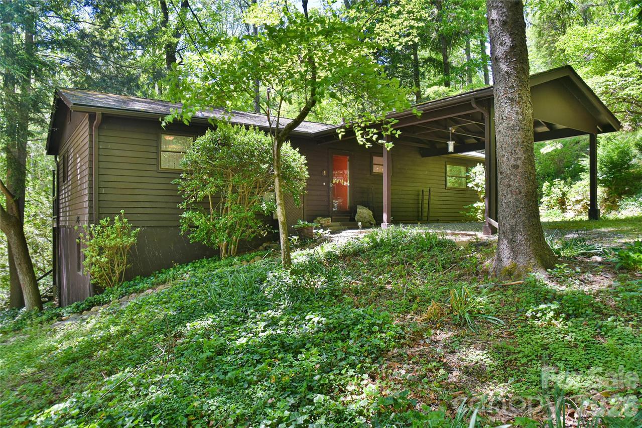 1 Hillcrest Ln., Black Mountain, NC 28711