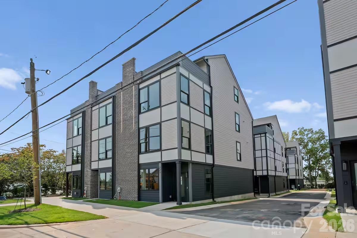 223 Freeland Ln., Charlotte, NC 28217