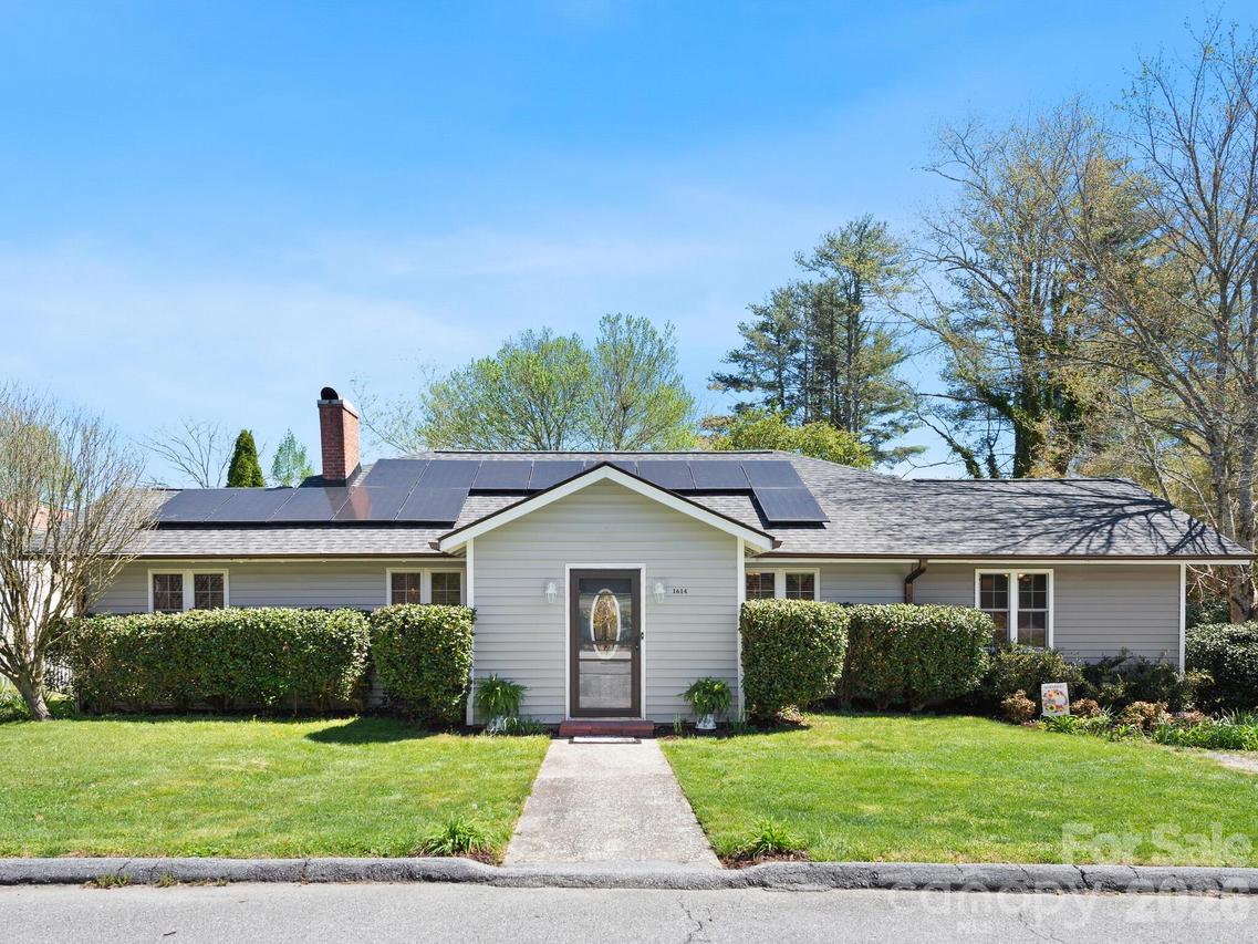 1614 Ridgewood Blvd., Hendersonville, NC 28791