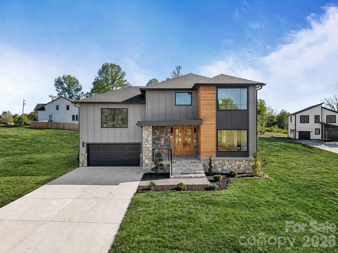 742 New Hope Rd., Flat Rock, NC 28731