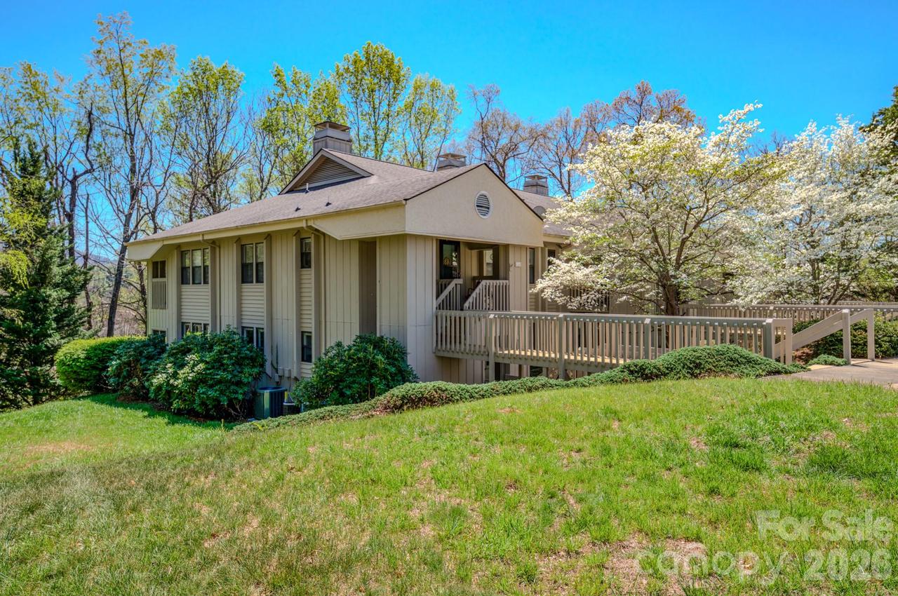 901 Abbey Cir., Asheville, NC 28805