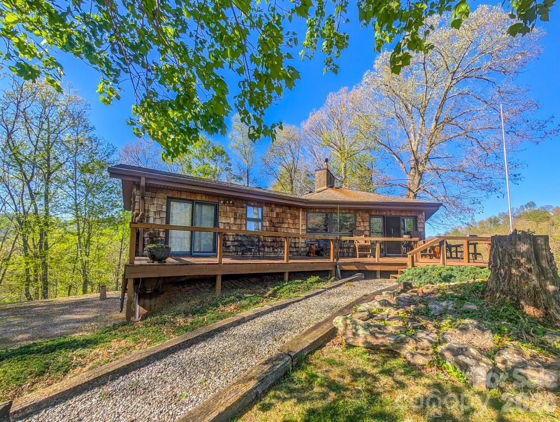 572 Pleasant Valley Rd., Burnsville, NC 28714