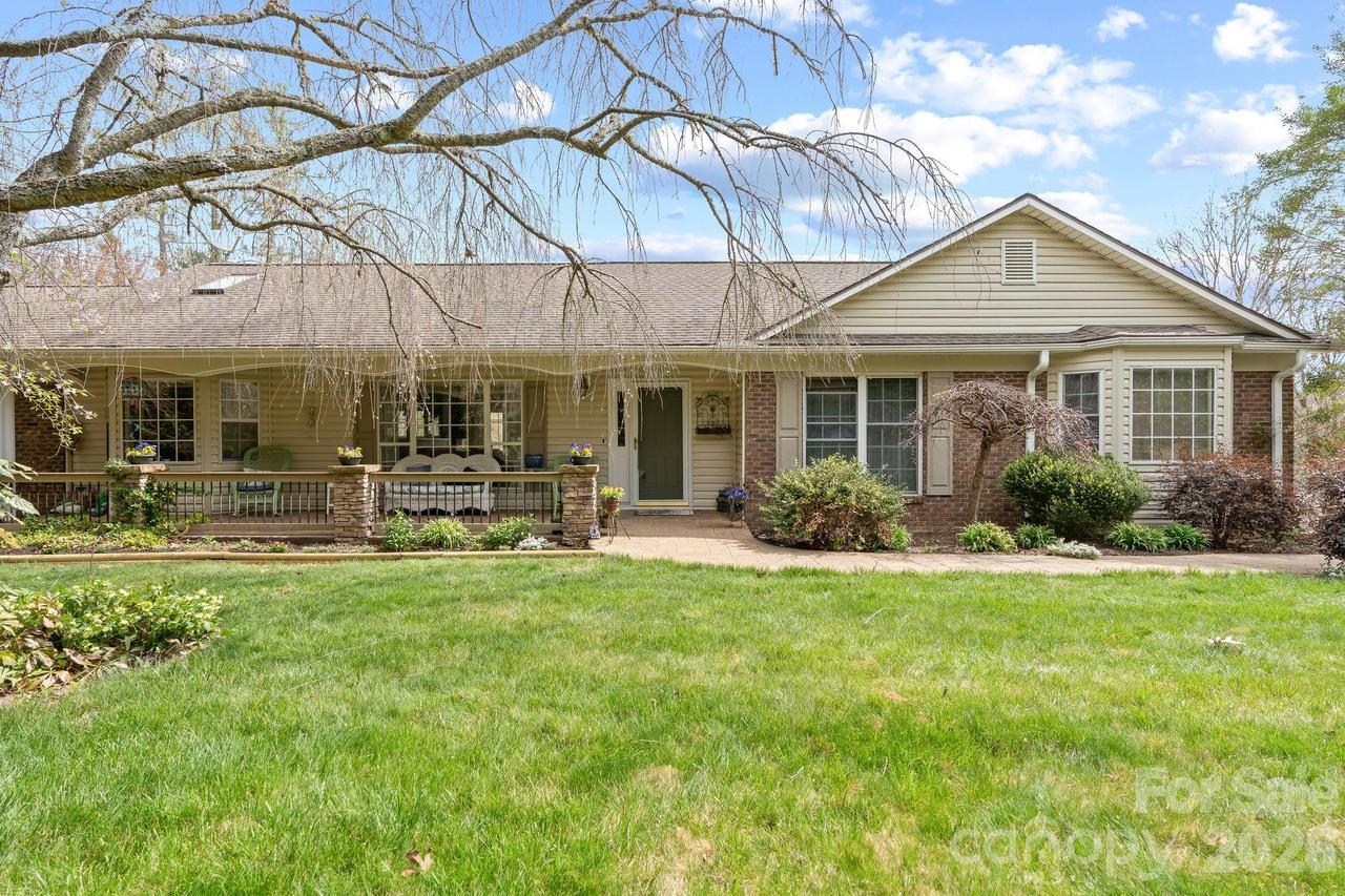 432 Hunters Glen Ln., Hendersonville, NC 28739