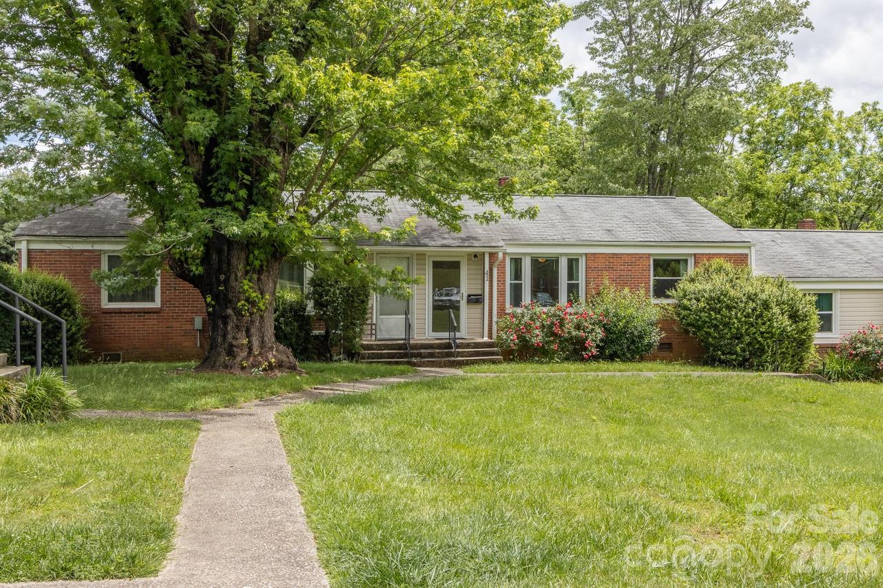 41 Trowbridge Ln., Brevard, NC 28712