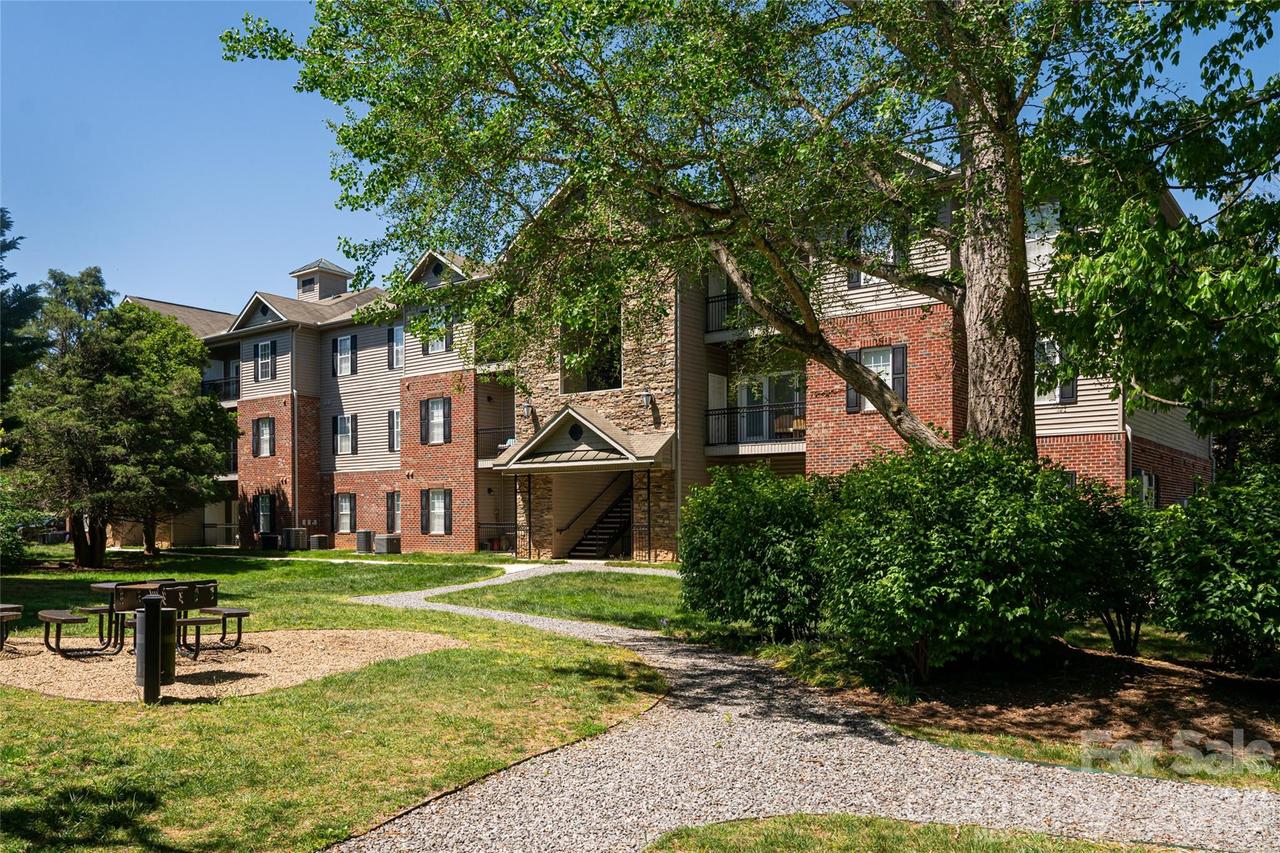 132 Appeldoorn Cir., Asheville, NC 28803